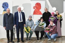 Blumen gab es zum Projektende von den Vorständen Martin Adel und Jörg Huber für Miriam Belzner, Angela Gelbarth, Michael Allespach, Eva Reich, Elvira Wagner und Ingrid Neff (von links).