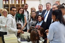 Prof. Dr. Karl Lamers und die MIT-Delegation besuchten im BBW unter anderem die Ausbildungsräume der Friseure.