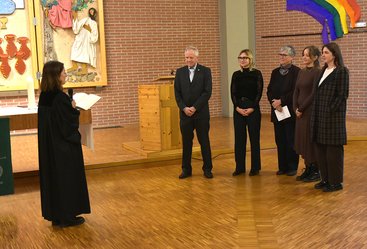 Oberkirchenrätin Sabine Jung, Martin Adel und seine Familie bei der Entpflichtung in der Johanneskirche Mosbach