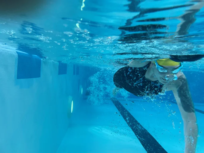 Eine Schwimmerin unter Wasser.