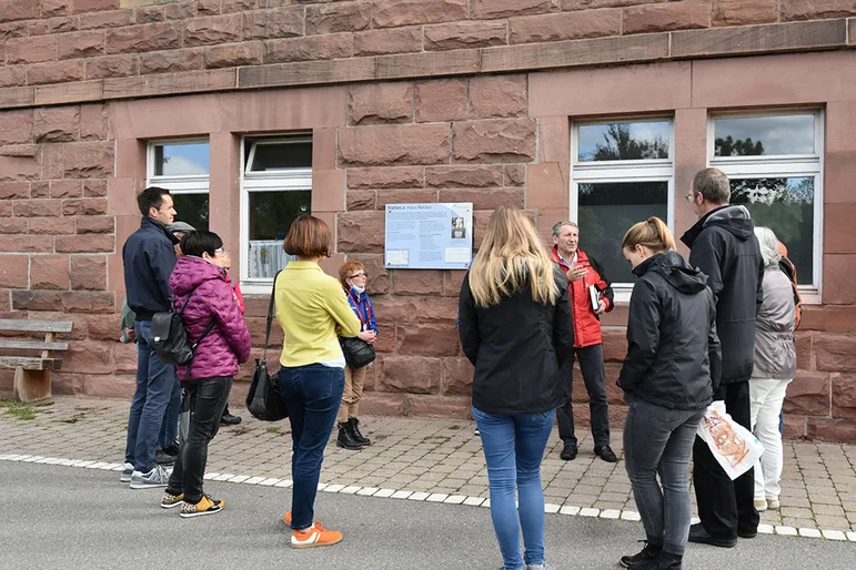 Besucher an Station 2 des Maria-Zeitler-Pfades