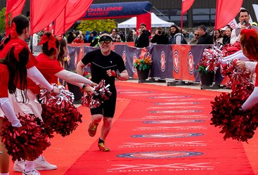„Mehr als zufrieden“ beim Zieleinlauf: Michael Lofink absolvierte sein internationales Triathlon-Debüt in der Slowakei.