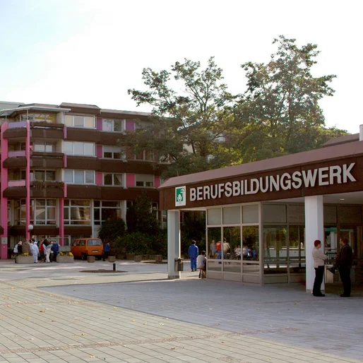Eingang zum Berufsbildungswerk Mosbach um 2000