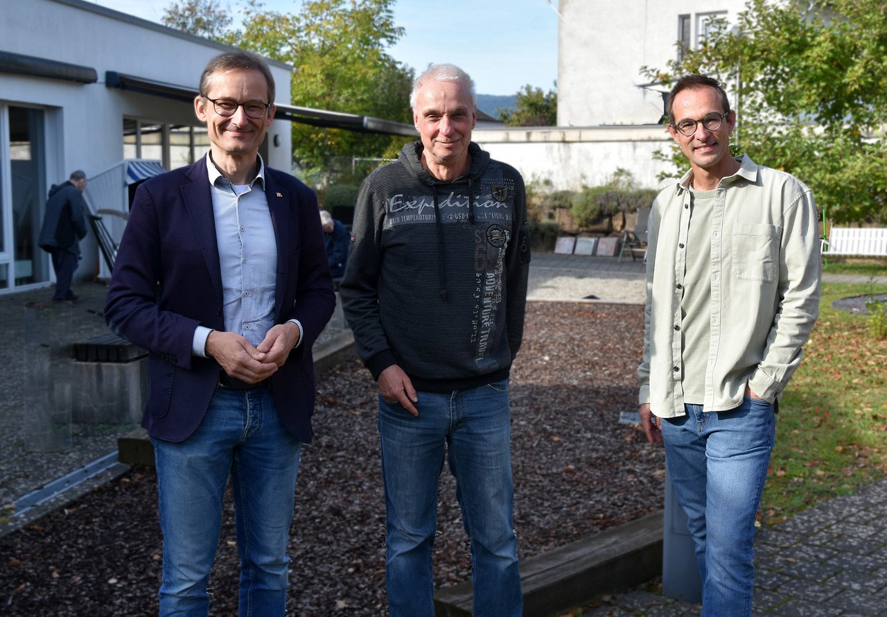 Hermino Katzenstein mit Einrichtungsleiter Karlheinz Fritz und Bereichsleiter Dino Rudolf im Garten des Wohn-Pflegeheims Eberbach.