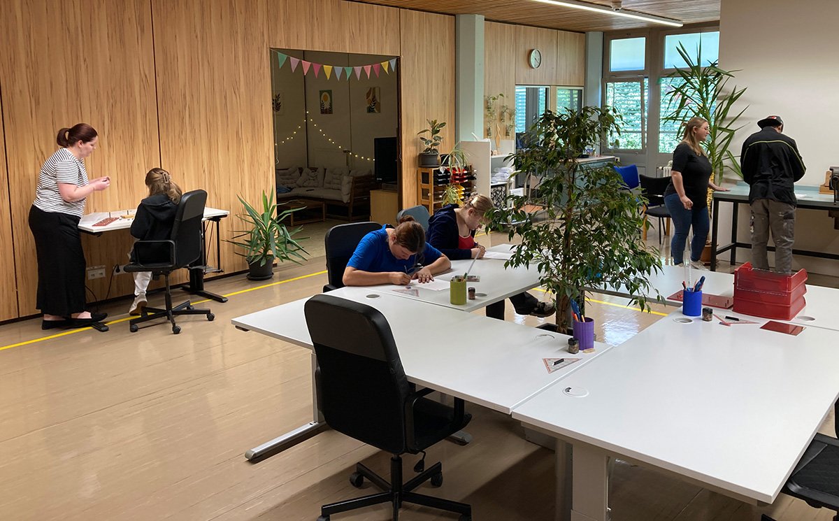Auszubildende und pädagogische Fachkräfte im Beruflichen Orientierungszentrum des Berufsbildungswerks Mosbach-Heidelberg
