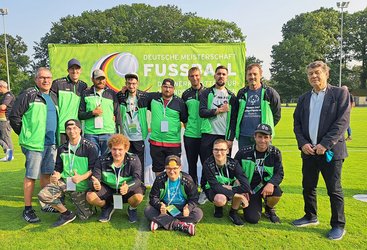 Erstmals seit 2010 wieder bei den Deutschen Meisterschaften: das Fußball-Team der Johannes-Diakonie, rechts Trainerlegende Otto Rehhagel.