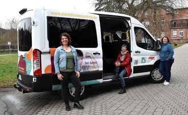 Mandy Kollmar, Ingrid Bolkart-Ries und Ann-Katrin Haußler-Kühnel mit neuem Johannes-Diakonie-Bus