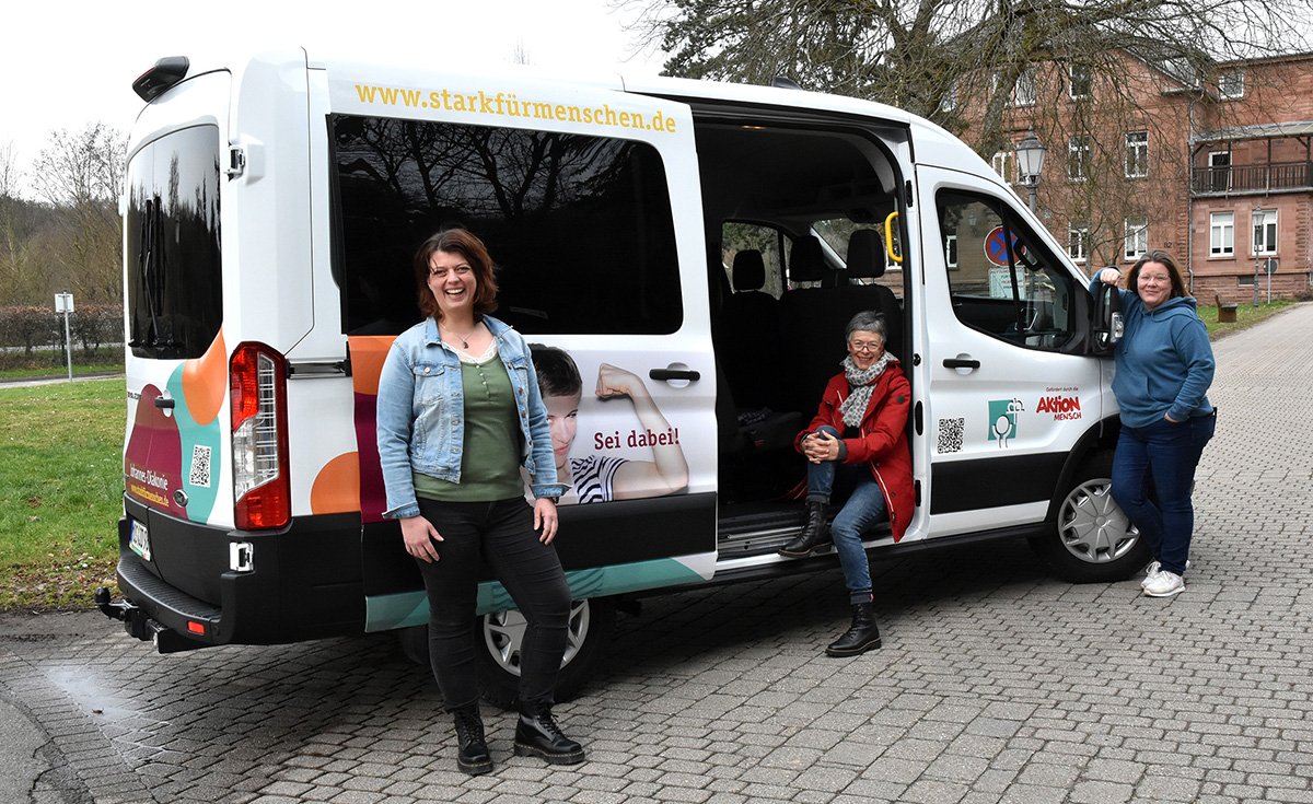 Mandy Kollmar, Ingrid Bolkart-Ries und Ann-Katrin Haußler-Kühnel mit neuem Johannes-Diakonie-Bus