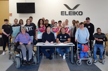 Unterschrift mit Publikum: Oliver Caruso und Michael Walter unterzeichneten im Beisein zahlreicher Sportlerinnen, Sportler, Trainerinnen und Trainer den neuen Kooperationsvertrag zwischen Kraft-Werk Schwarzach und Johannes-Diakonie.