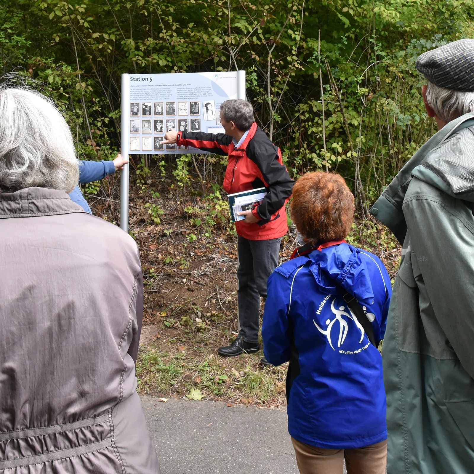 Besuchergruppe auf dem Maria-Zeitler-Pfad der Johannes-Diakonie