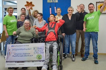 Beschäftigte des EBAZ und Gäste vom Verein „Nobody`s Perfect“ bei einer Spendenübergabe