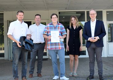 Zum Ausbildungsabschluss gab es einen Landespreis: Dr. Martin Holler, Thorsten Ringwald, Alexander Trommenschleger, Isabell Blum und Dr. Jens Brandenburg (v.l.).