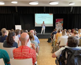 Publikum bei der Fachtagung "Wege für alle" bei einem Vortrag