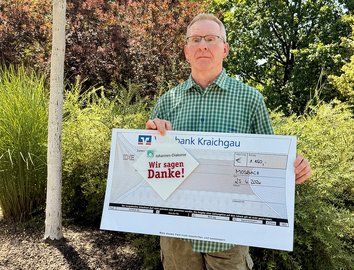 Ewald Armbruster mit Spendenscheck
