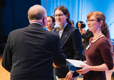 IHK-Präsident Manfred Schnabel gratuliert Ephraim Skobowsky zu seinem herausragenden Prüfungsergebnis. Foto: Marc Wiegelmann