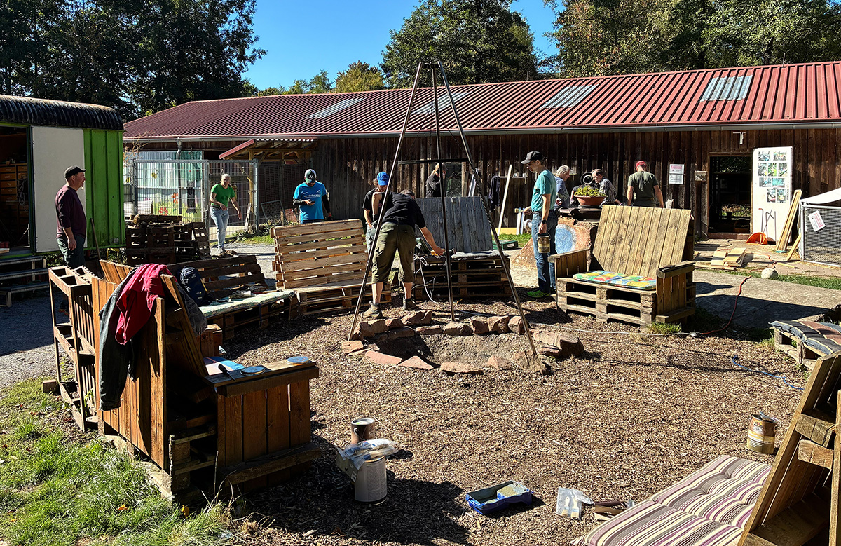 Freiwillige Helfer und Helferinnen von SAP arbeiten auf der Jugendfarm Schwarzach.