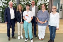 Hannah Humyn (3. von links) freut sich über den „Johannes-Diakonie Sozialpreis 2025“ gemeinsam mit Jörg Huber, Tanja Bauer (von links), Heike Göhrig-Müller, Dr. Anette Stier und Jochen Schwab (von rechts).