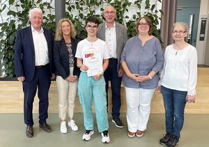 Hannah Humyn (3. von links) freut sich über den „Johannes-Diakonie Sozialpreis 2025“ gemeinsam mit Jörg Huber, Tanja Bauer (von links), Heike Göhrig-Müller, Dr. Anette Stier und Jochen Schwab (von rechts).