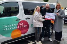 Von rechts: v. r.: Petra Görlach, Regionaldirektorin von Lotto Baden-Württemberg, sowie Florian Weber und Angela Di Benedetto stehen vor der Tagespflege der Johannes-Diakonie RegioCare in Neckargemünd.
