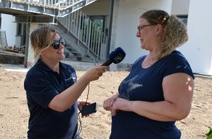 Radio Regenbogen-Reporterin Sara Baas im Gespräch mit Antje Wohlatz, Einrichtungsleitung im neuen Wohnhaus in Brühl.