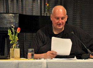 Der Autor Axel Brauns las im Berufsbildungswerk Mosbach-Heidelberg aus seinem Buch „Buntschatten und Fledermäuse“.