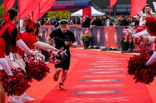 „Mehr als zufrieden“ beim Zieleinlauf: Michael Lofink absolvierte sein internationales Triathlon-Debüt in der Slowakei.