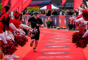 „Mehr als zufrieden“ beim Zieleinlauf: Michael Lofink absolvierte sein internationales Triathlon-Debüt in der Slowakei.