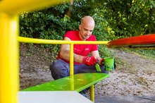 Einsatz für die Johannes-Diakonie: Audi-Mitarbeitende brachten unter anderem Farbe in die Außenanlage des Kindergartens „Die Kleckse“ in Mosbach.