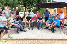 SAP-Mitarbeitende und Menschen aus den Rhein-Neckar-Werkstätten im Garten der Werkstätten