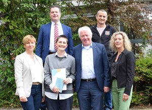 Freude über die Ehrung des Preisträgers beim Johannes-Diakonie-Sozialpreis 2022: (vorne von links) Elvira Horvath, Judah Alze, Jörg Huber, Tanja Bauer, (hinten von links) Jochen Herkert und  Manuel Zin.