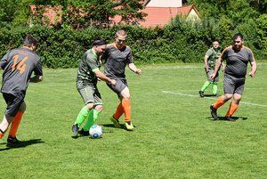Fußballer bei den Nordbadischen Fußballmeisterschaften kämpfen um den Ball