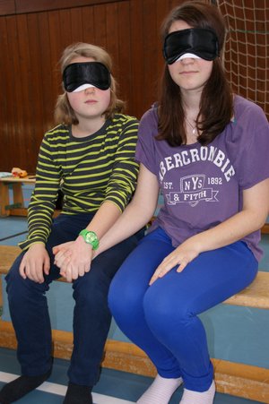Zwei Mädchen mit Augenbinden.