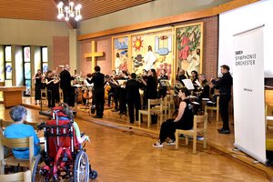 Das SWR-Orchester im Altarraum der Johanneskirche Mosbach