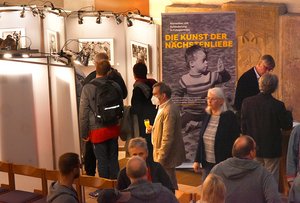 Zahlreiche Gäste nahmen an der Vernissage der Fotoausstellung „Die Kunst der Nächstenliebe“ in der Mosbacher Stiftskirche teil.