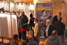 Zahlreiche Gäste nahmen an der Vernissage der Fotoausstellung „Die Kunst der Nächstenliebe“ in der Mosbacher Stiftskirche teil.