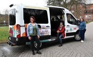 Mandy Kollmar, Ingrid Bolkart-Ries und Ann-Katrin Haußler-Kühnel mit neuem Johannes-Diakonie-Bus
