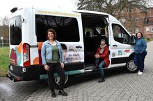 Mandy Kollmar, Ingrid Bolkart-Ries und Ann-Katrin Haußler-Kühnel mit neuem Johannes-Diakonie-Bus