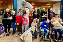 Interroll-Mitarbeitende als Wichtel übergeben Geschenke in der Johannesberg Schule.