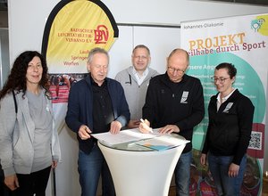 Unterschrieben einen Kooperationsvertrag für inklusiven Sport: (von links) Claudia Geiger, Martin Adel, Michael Walter, Michael Schlicksupp und Mareike Röder.