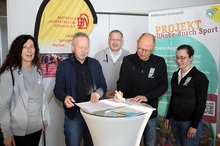 Unterschrieben einen Kooperationsvertrag für inklusiven Sport: (von links) Claudia Geiger, Martin Adel, Michael Walter, Michael Schlicksupp und Mareike Röder.
