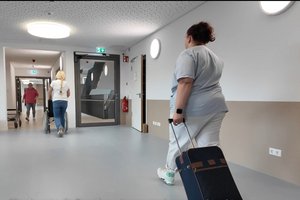 Pflegerin zieht Koffer im Seniorenzentrum Mosbach