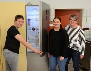 Mitarbeiterinnen der Johannes-Diakonie freuen sich über einen neuen Kühlschrank