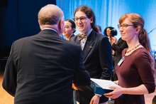 IHK-Präsident Manfred Schnabel gratuliert Ephraim Skobowsky zu seinem herausragenden Prüfungsergebnis. Foto: Marc Wiegelmann