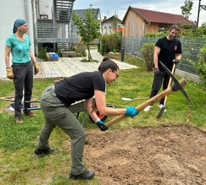 SAP-Freiwillige arbeiten im Garten des Wohnangebots in der Leostraße von St. Leon-Rot.