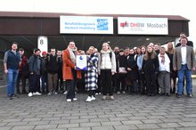 BBW-Schülerinnen und -Schüler sowie Lehrkräfte vor dem BBW-Hauptgebäude mit Plakette zum Deutschen Arbeitgeberpreis