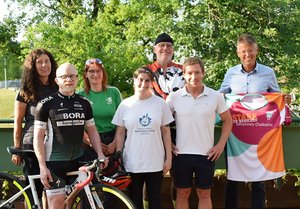 Die beiden Staffeln der Johannes-Diakonie sind für den Heilbronner Triathlon bereit: (von links) Claudia Geiger, Michael Lofink, Elke Jäger, Patrizia Spaulding, Oskar Fink, Harald Ernst, Roland Bauer.