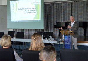 Dr. Karsten Rudolf referiert beim süddeutschen Fachtag des Pflege- und Erziehungsdienstes.