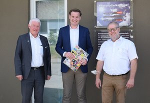 Yannick Bury (Mitte) kam zum Antrittsbesuch zu den Lahrer Werkstätten und zum Gespräch mit Vorstand Jörg Huber (li.) und dem regionalen Geschäftsführer Bernhard Meier-Hug.