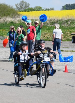 Von den Fans angefeuert auf der Zielgeraden: Carolin und Christoph Filipp im Tandem.