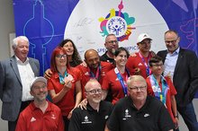 Groß war die Freude beim Team der Johannes-Diakonie bei den Special Olympics Weltspielen nach der Rückkehr und beim Empfang im fideljo. Links Johannes-Diakonie-Vorstand Jörg Huber, rechts OB-Stellvertreter Manfred Beuchert.